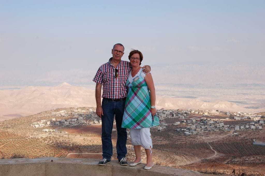 Jack en Inge in Judea met uitzicht over de Jordaan