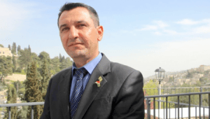 Sherzad Mamsani, de nieuw benoemde directeur van Koerdische Joodse Zaken in de Regionale Regering van Koerdistan (KRG), in Jeruzalem op 8 maart 2016 (Dov Lieber/ Times of Israel)