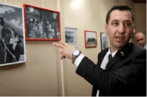 Sherzad Omar Mamsani, de Joodse vertegenwoordiger bij het Koerdische regionale ministerie, kijkt naar foto's die werden getoond op 30 november 2015, tijdens een herdenkingsceremonie voor de deportatie van Joden uit Irak, zeven decennia geleden, in Irbil, de hoofdstad van de autonome Koerdische regio in Noord-Irak. (AFP / SAFIN HAMED)